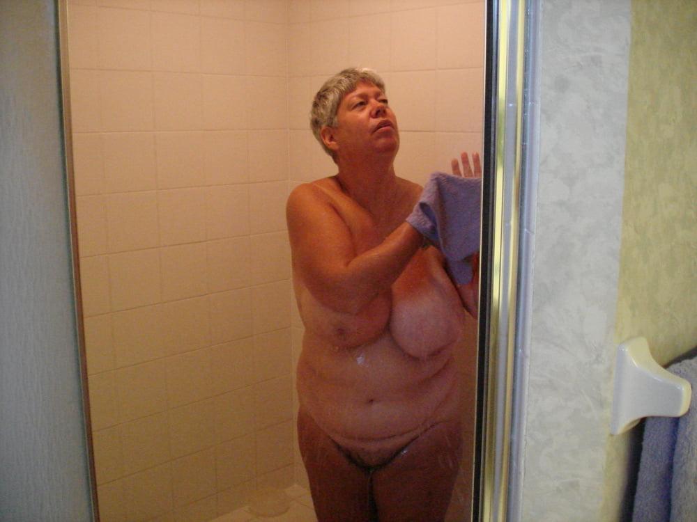 25P Amazing Granny Boobs