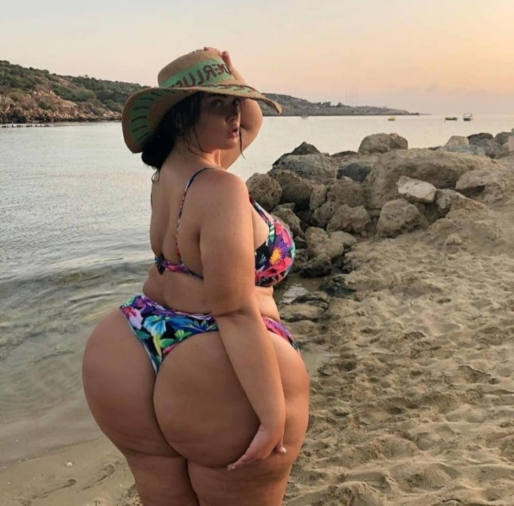 21P Voyeur Big Milf Asses