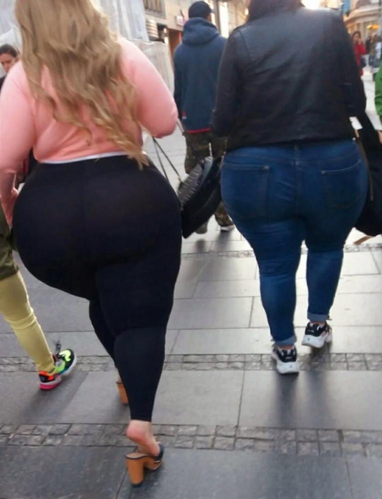 21P Voyeur Big Milf Asses