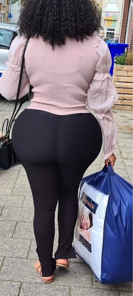 21P Voyeur Big Milf Asses
