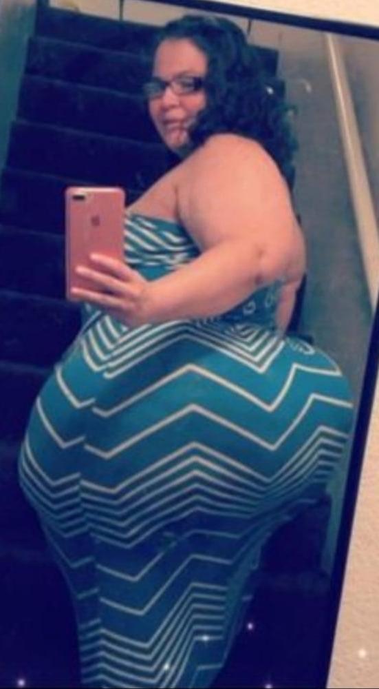 21P Voyeur Big Milf Asses