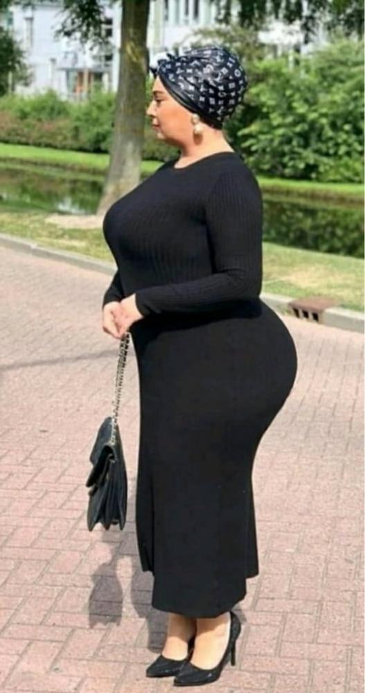 21P Voyeur Big Milf Asses