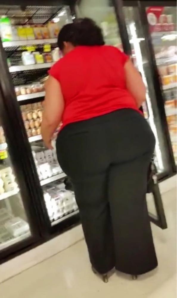 21P Voyeur Big Milf Asses