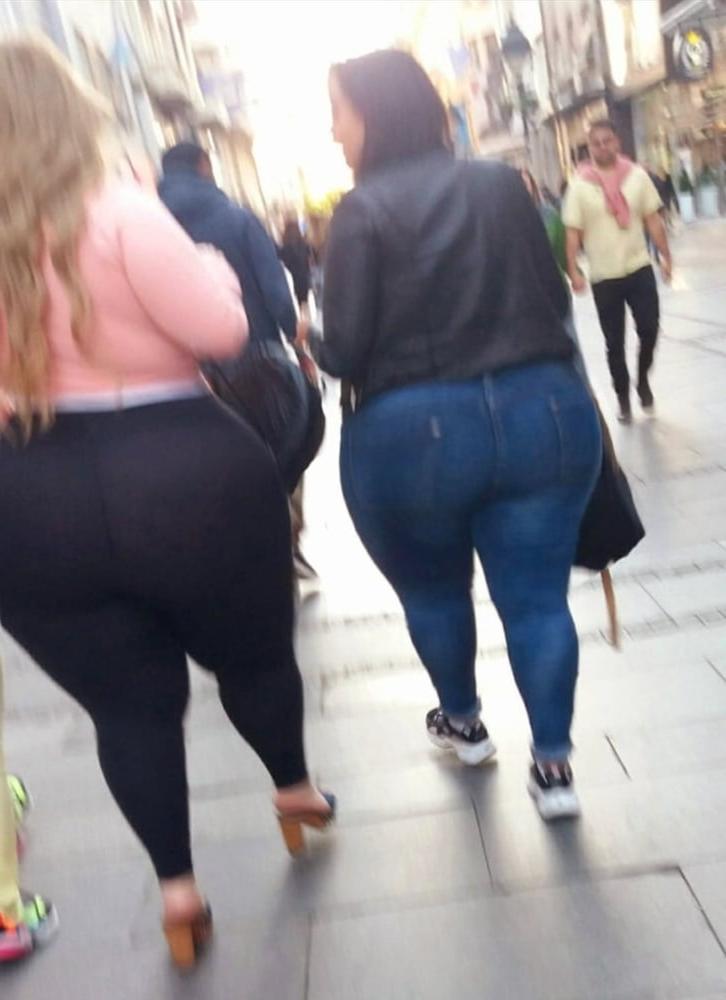 21P Voyeur Big Milf Asses