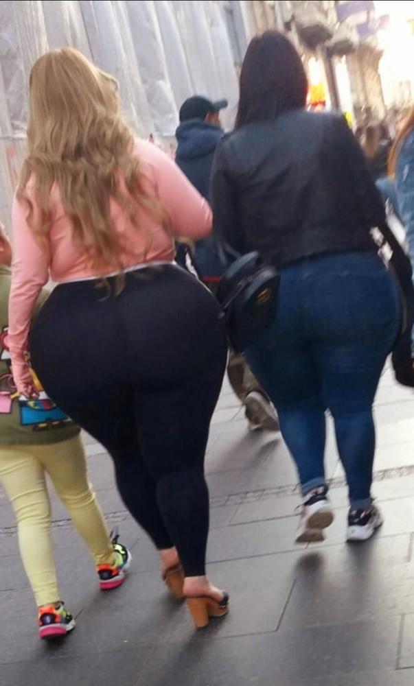 21P Voyeur Big Milf Asses