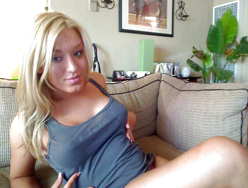 15P HOT Blonde Gurl Shows Off Her Butt DEEDA1515