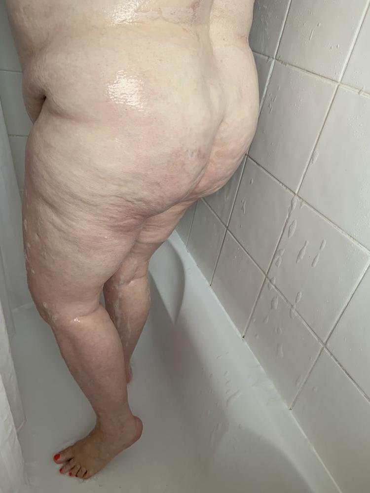 20P My BBW wife in the shower and getting ready
