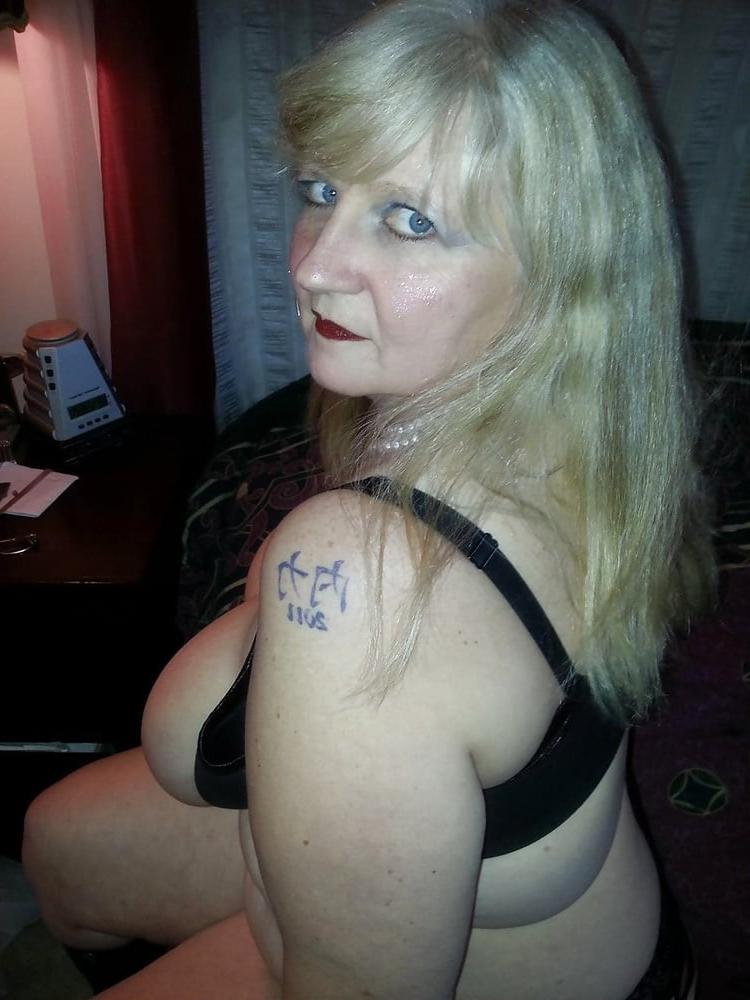25P Amazing Granny Boobs