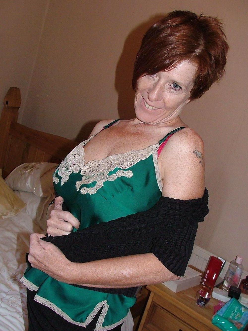 25P REDHEAD MATURE LADY