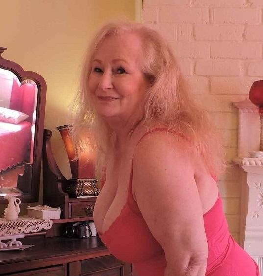 25P Amazing Granny Boobs - Michelle