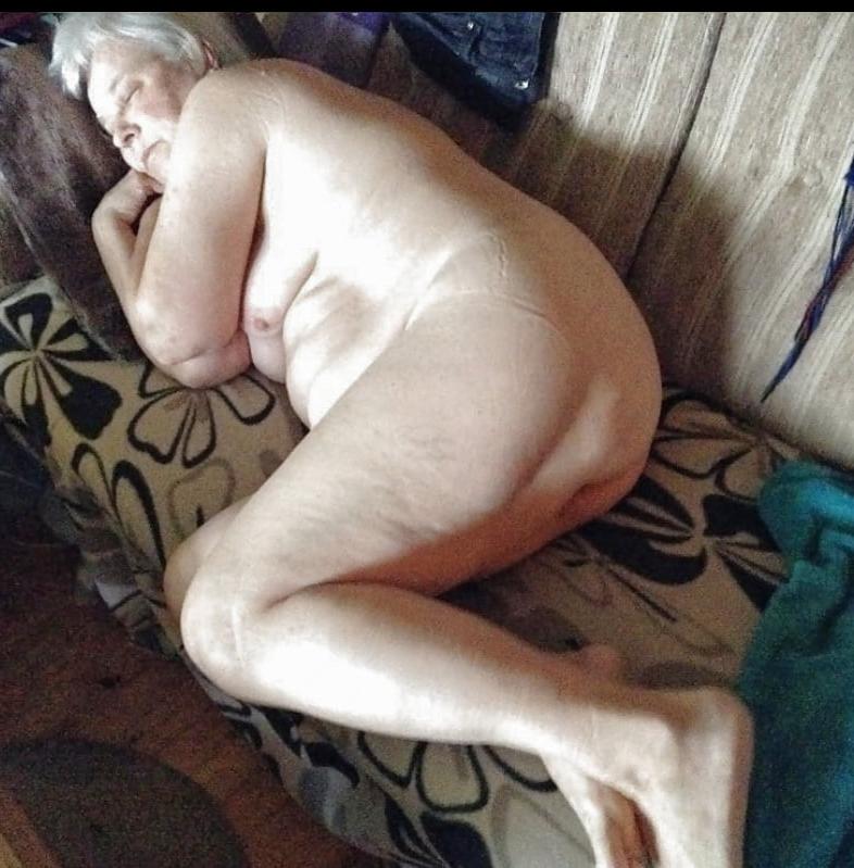 25P old granny likes to strip off