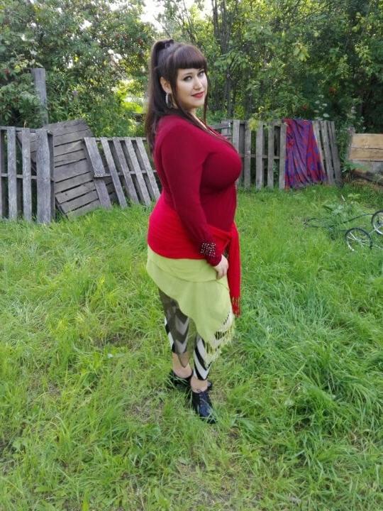 13P Busty Russian Woman 3692
