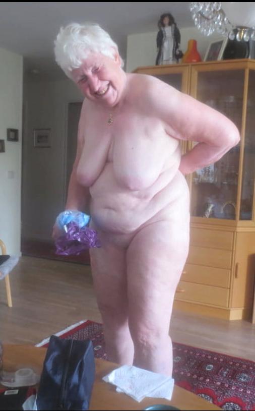 10P old granny loves to please her man