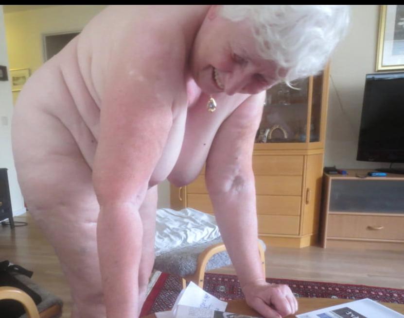 10P old granny loves to please her man