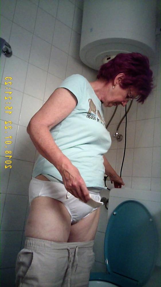 14P Granny non nude