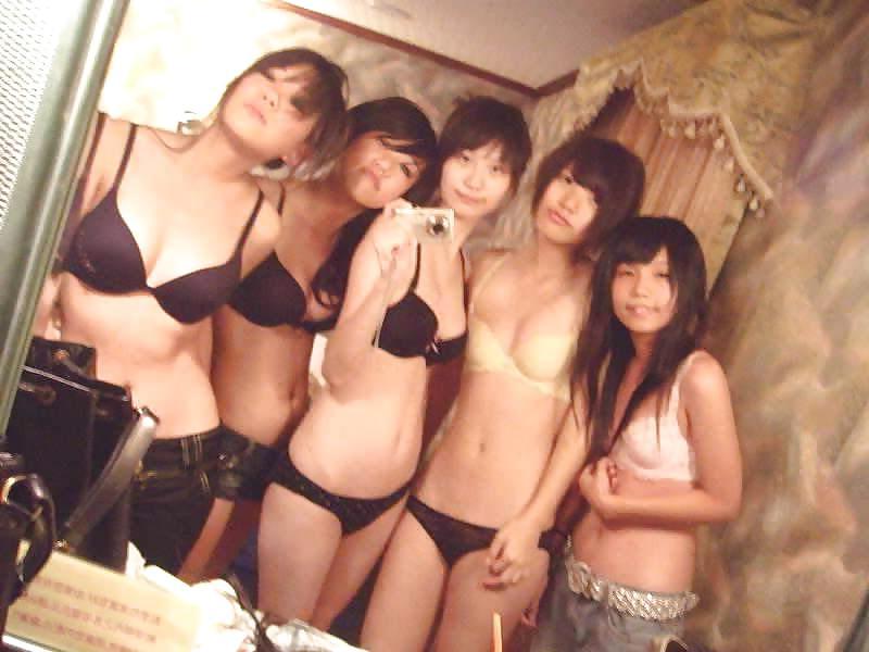 25P WILD ASIAN SLUTS I