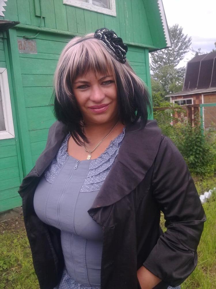 24P Busty Russian Woman 3689