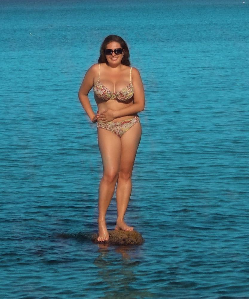 15P Busty Russian Woman 3687