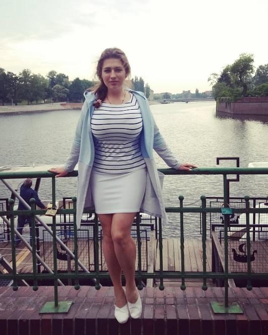 15P Busty Russian Woman 3687