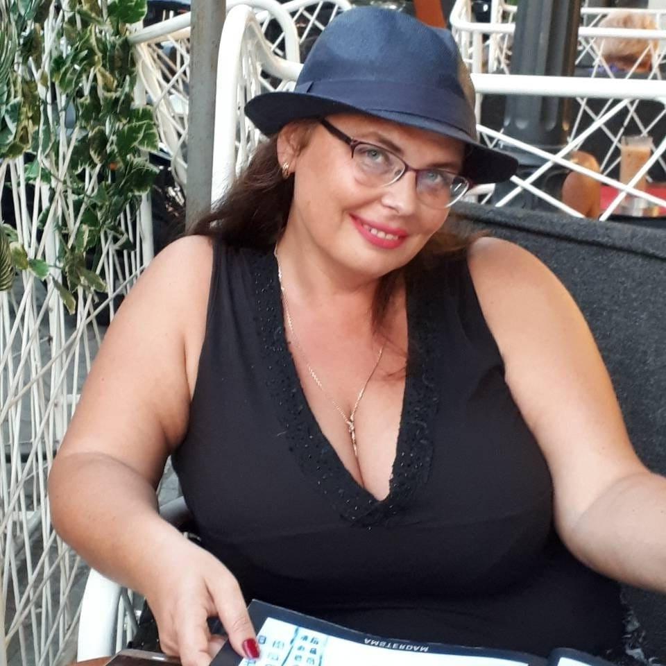 18P Busty Russian Woman 3688