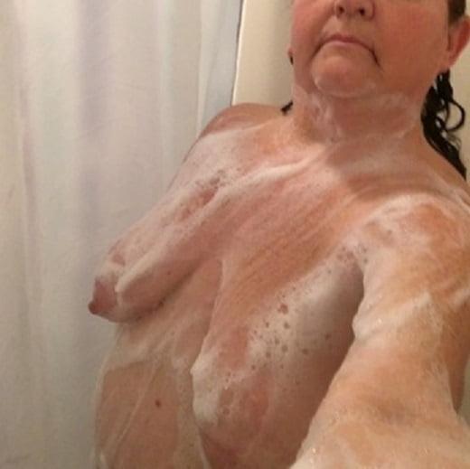 25P Old granny gets naked