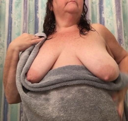 25P Old granny gets naked