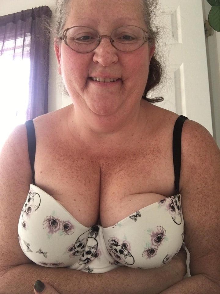 25P Old granny gets naked