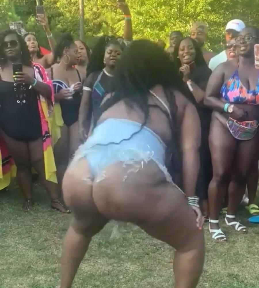 23P Bbw pool party