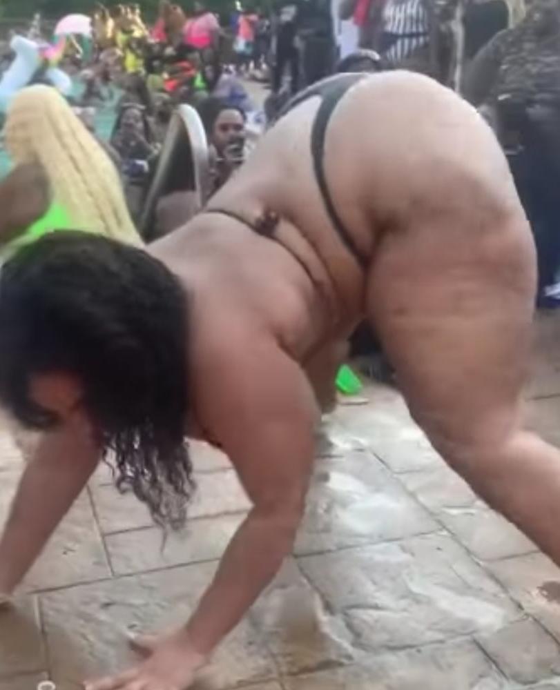23P Bbw pool party
