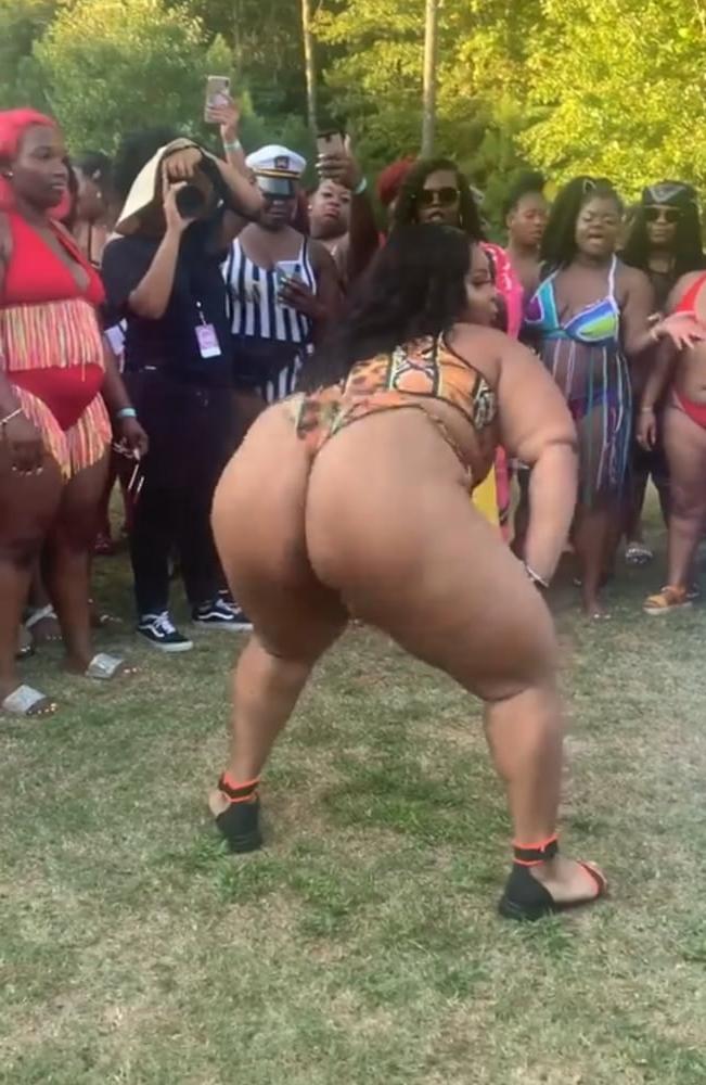 23P Bbw pool party