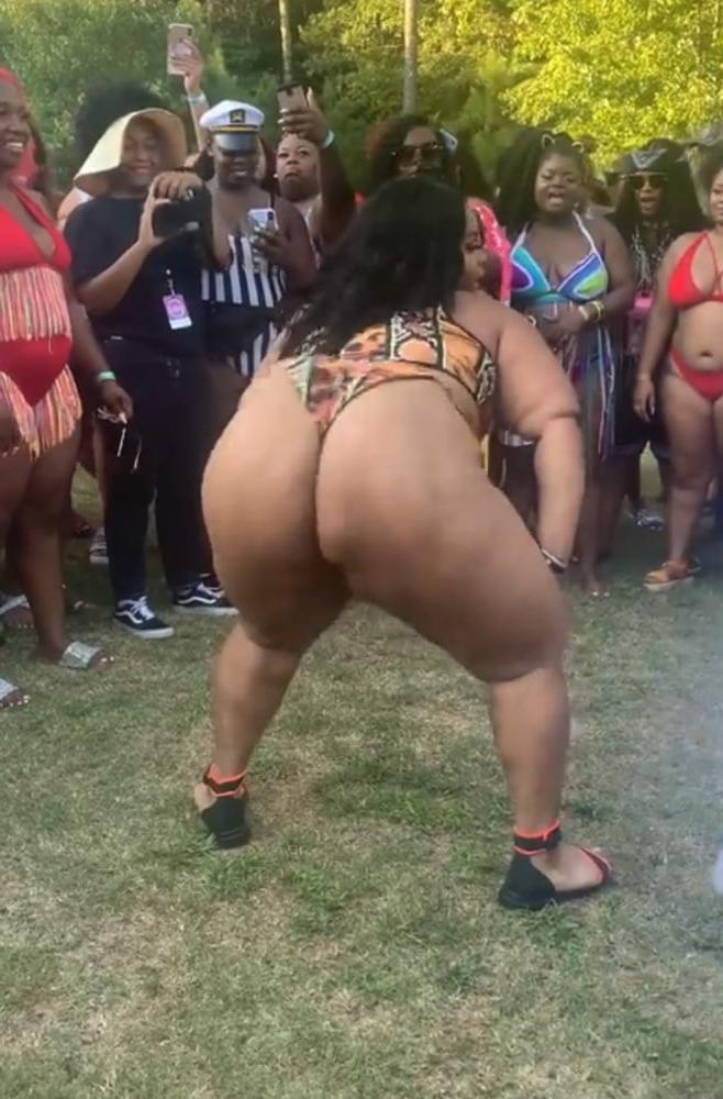 23P Bbw pool party