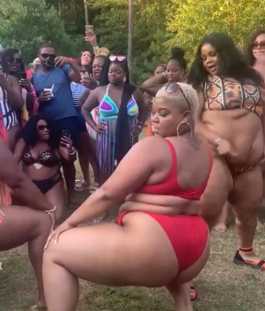 23P Bbw pool party