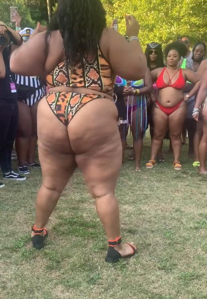 23P Bbw pool party