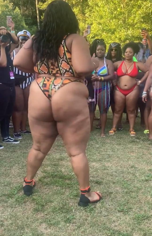 23P Bbw pool party