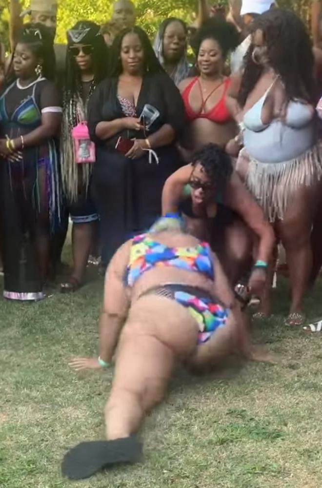 23P Bbw pool party