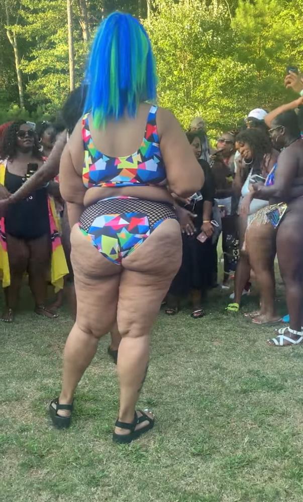 23P Bbw pool party