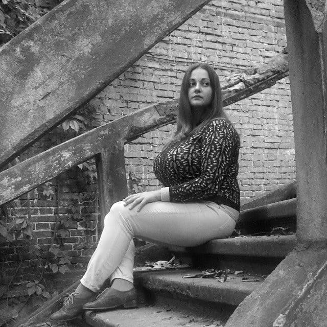 18P Busty Russian Woman 3685