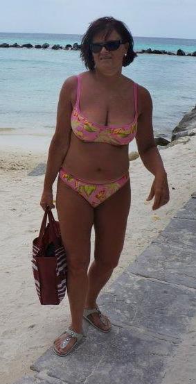 10P Beautiful granny with a great figure