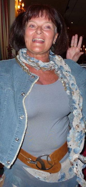 10P Beautiful granny with a great figure