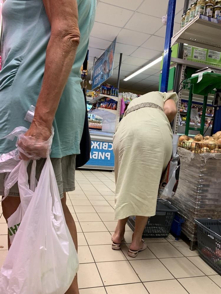 13P Upskirt granny. Pussy upskirt.