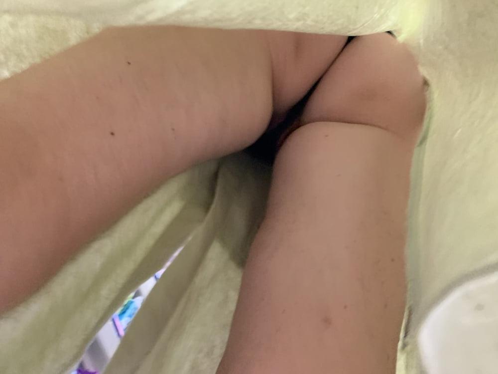 13P Upskirt granny. Pussy upskirt.