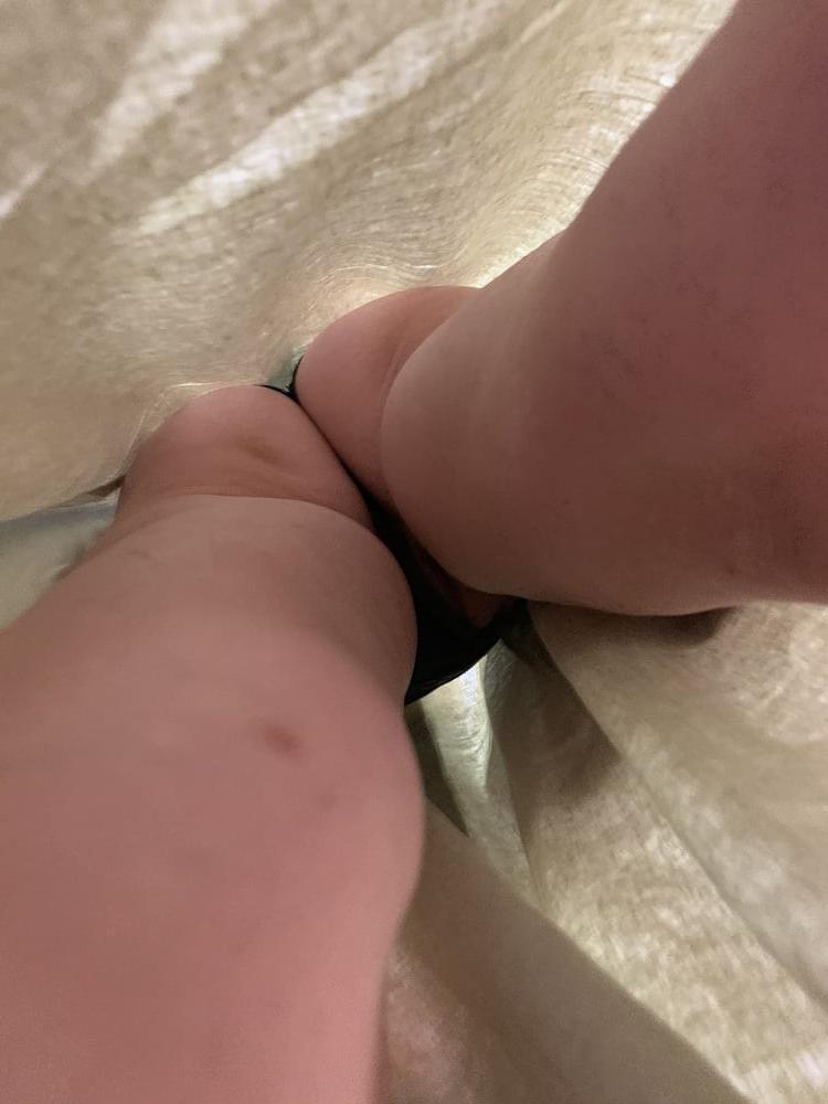 13P Upskirt granny. Pussy upskirt.