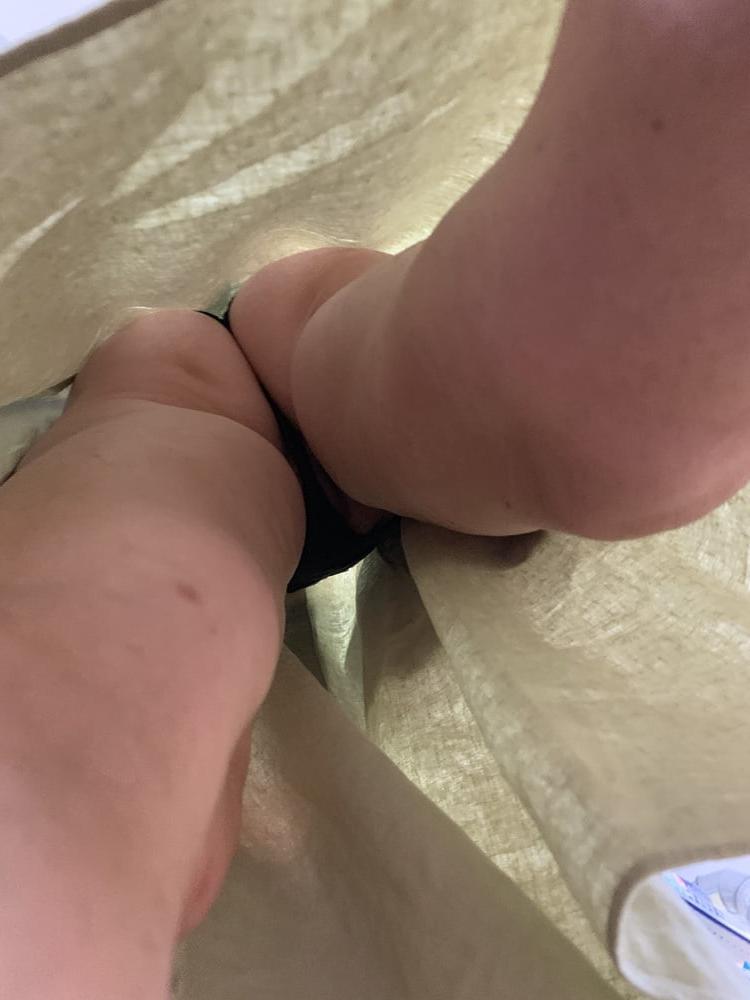 13P Upskirt granny. Pussy upskirt.