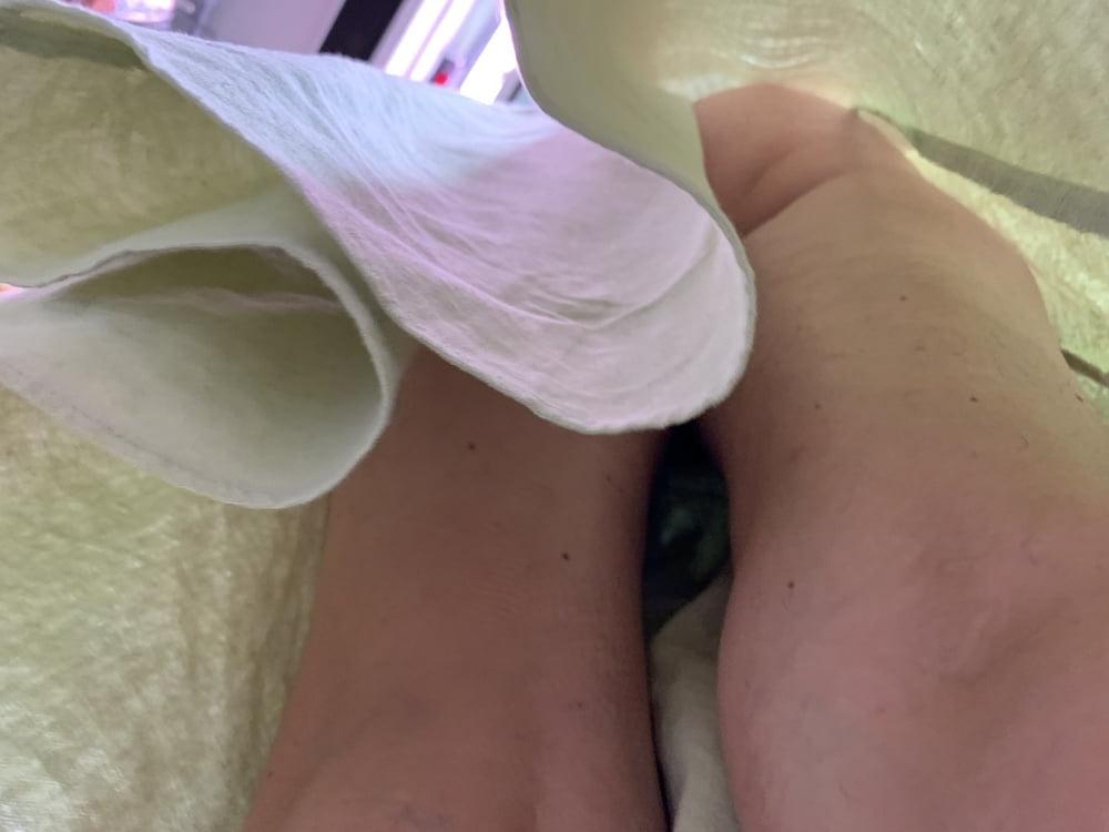 13P Upskirt granny. Pussy upskirt.