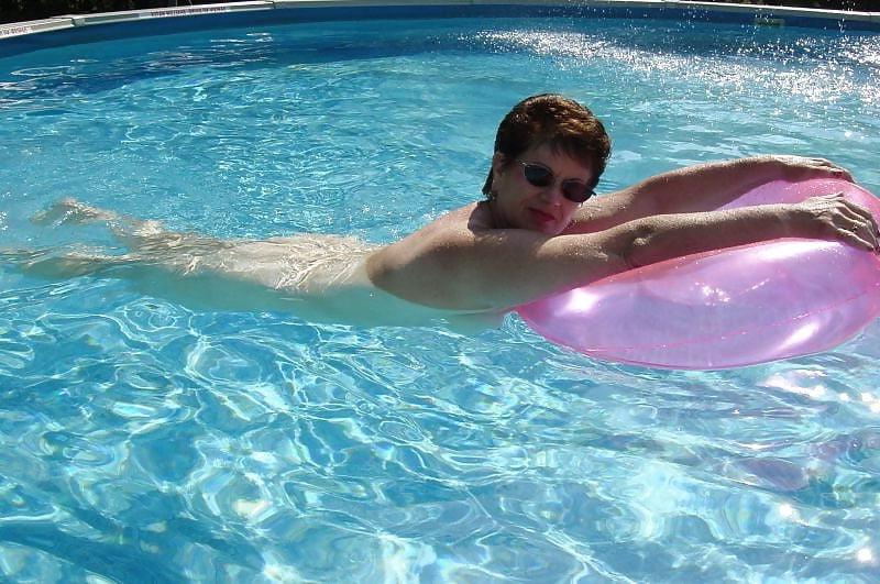 25P Sexy short-haired granny with big tits