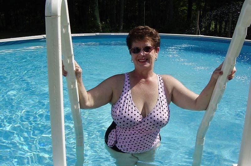 25P Sexy short-haired granny with big tits