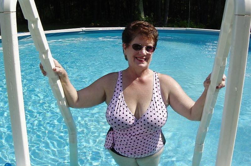 25P Sexy short-haired granny with big tits