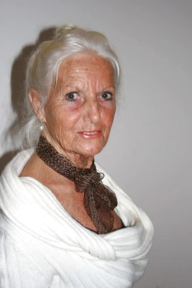 25P Kiss me my darling granny 3