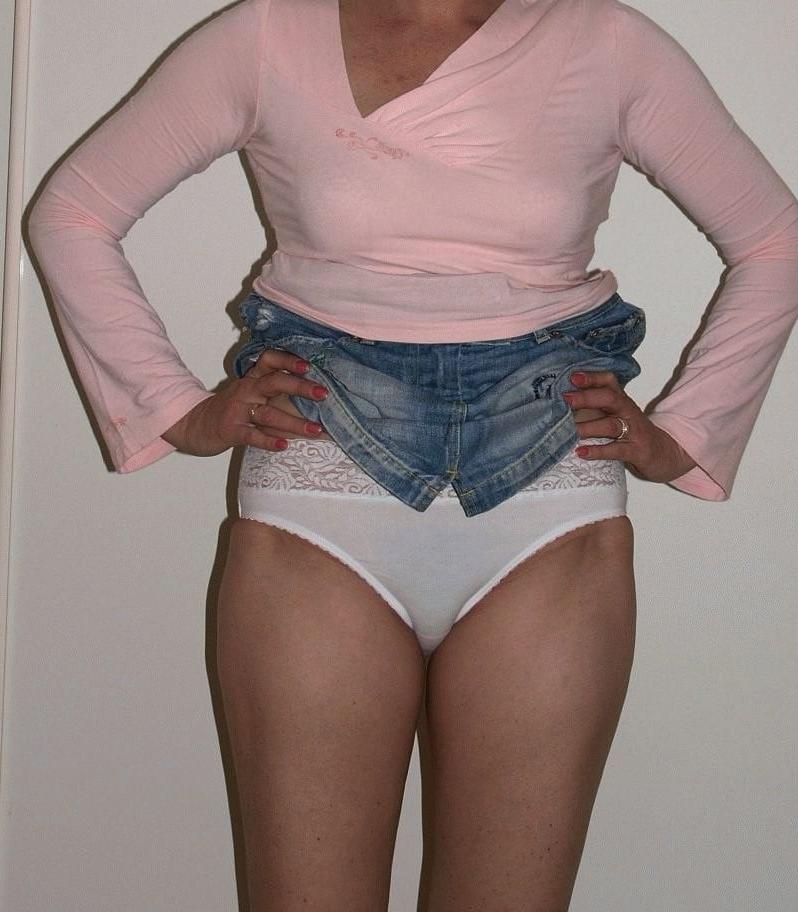 25P Mature denim upskirt 3
