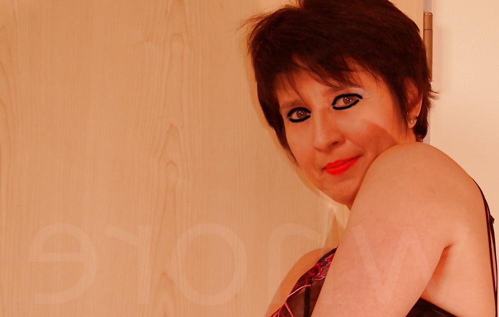 16P Stunning granny in her sexy negligee